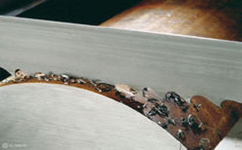 东方带锯床线速度设定过高，为什么会导致带锯条齿尖发热加速锯条的磨损？